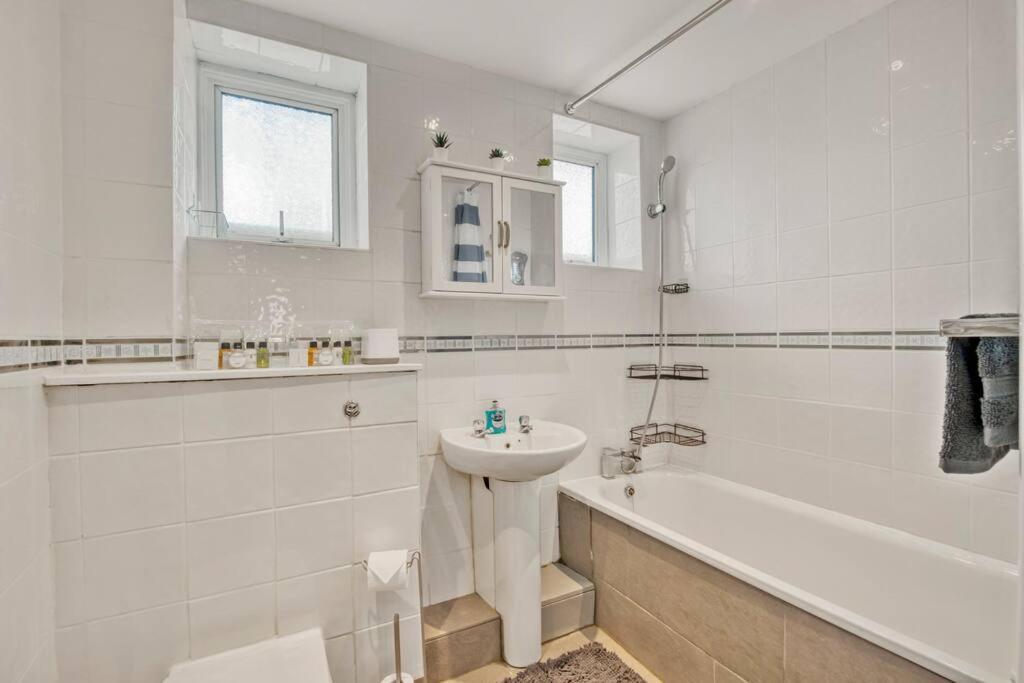 Lovely 3-Bed Clapham Common 런던 외부 사진